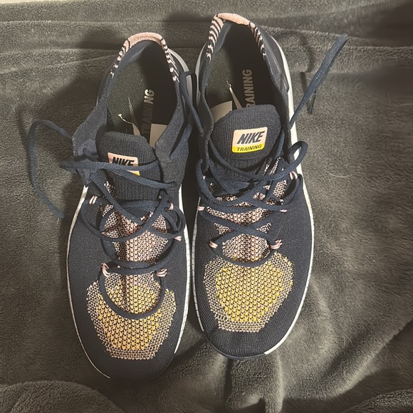 Size 10 Nike fly knit EUC training sneaker - Picture 3 of 4